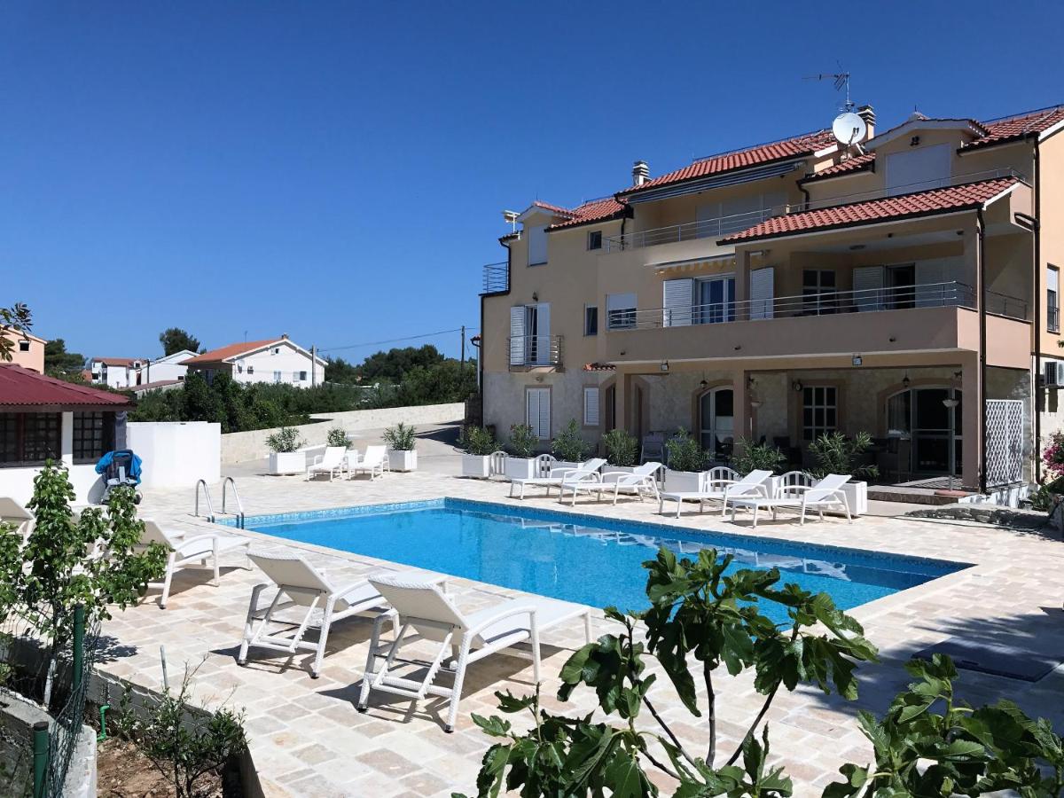Apartment mit Poolblick