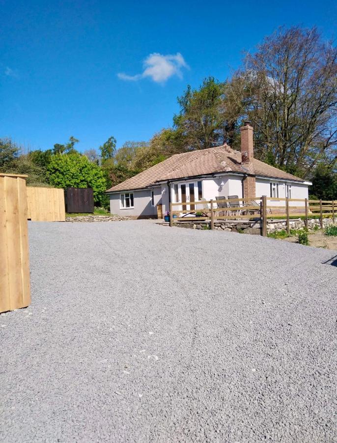 B&B Oswestry - 3 Bedroom Bungalow in Llanrhaeadr Ym - Bed and Breakfast Oswestry