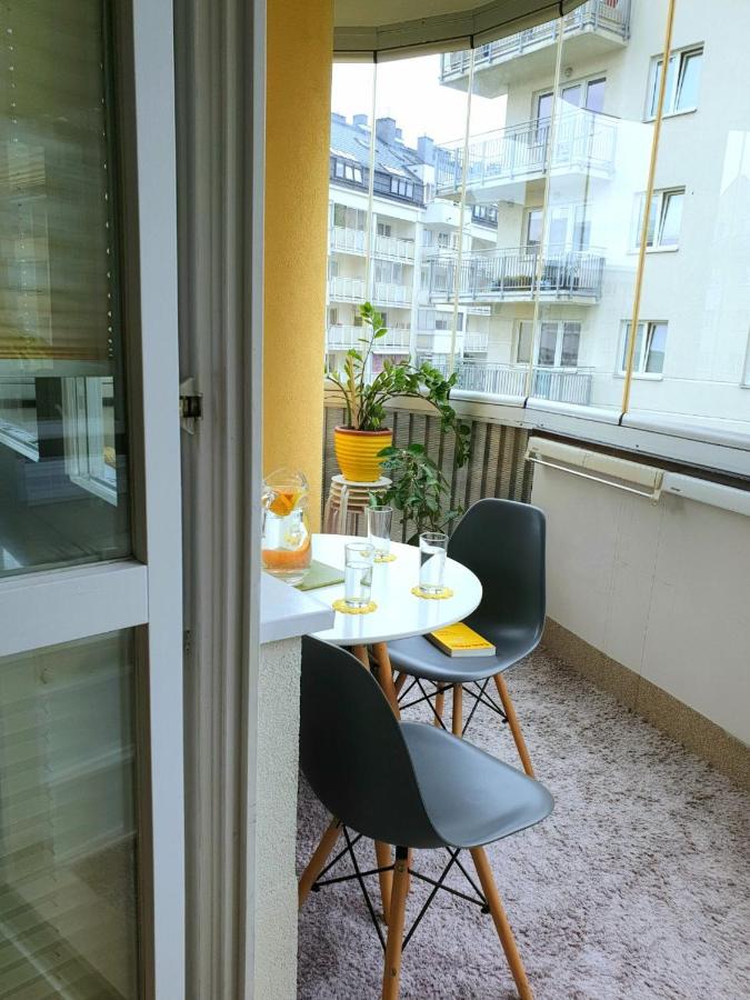 Apartament Przy Metrze i Przy Lesie - Bed and Breakfast Warschau