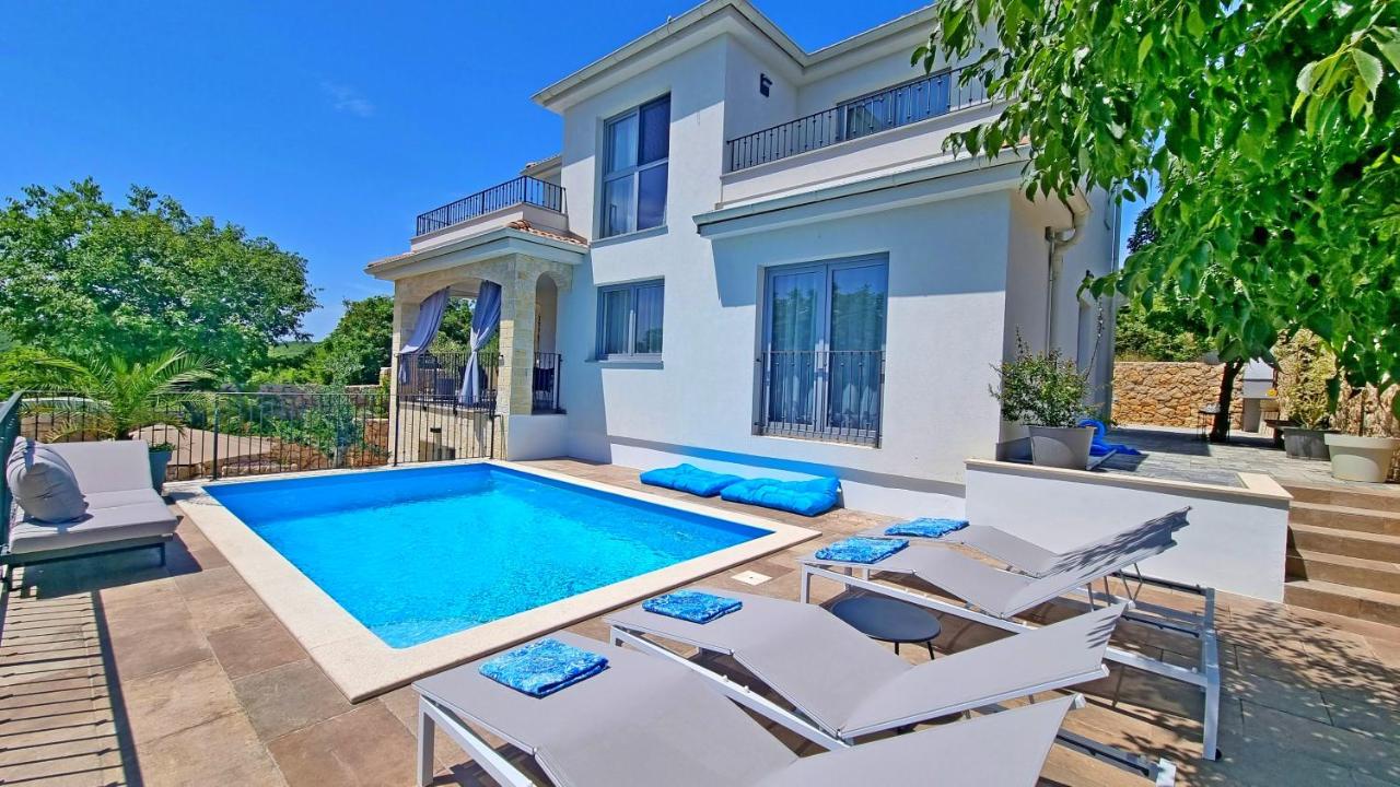 Apartment VIKTORIJA with private pool - B&B