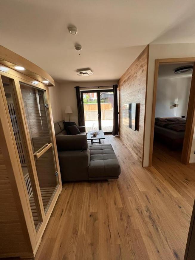 Luxusní Apartmán GRAND v centru Harrachova se soukromou Mega terasou, s privátním parkováním zdarma, s možností dobíjení wallbox EV a výhledem na Harrachovský kostelíček - Bed and Breakfast