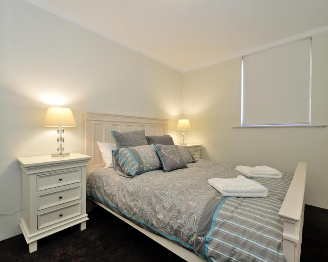 B&B Fremantle - Harbour Breeze - Central Fremantle Apartment - Bed and Breakfast Fremantle