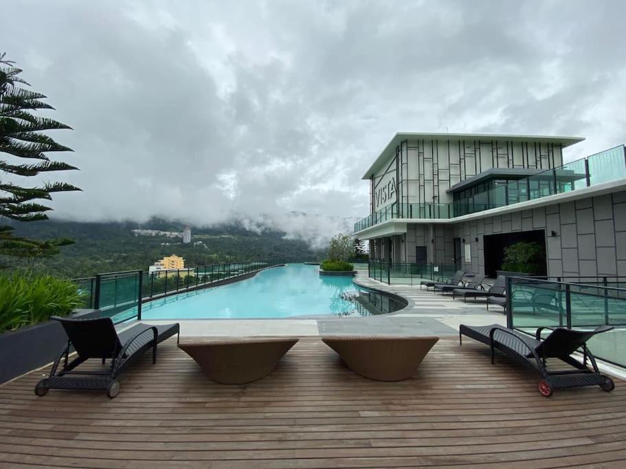 Genting Vista Superior 4BR & 4Baths Suite, Up to15 Pax, Bathtub, Coway Dispenser, 65'SmartTV, 2 Private Parking - B&B Genting Highlands