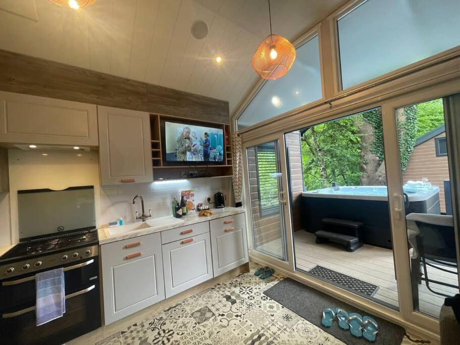 P74 - Riverside Family Pod with Hot Tub - Chambres d'hôtes Bethesda