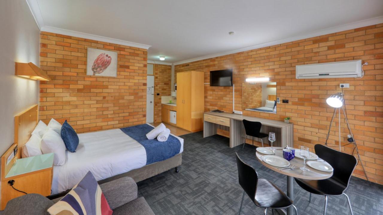 Zimmer mit Queensize-Bett und Balkon