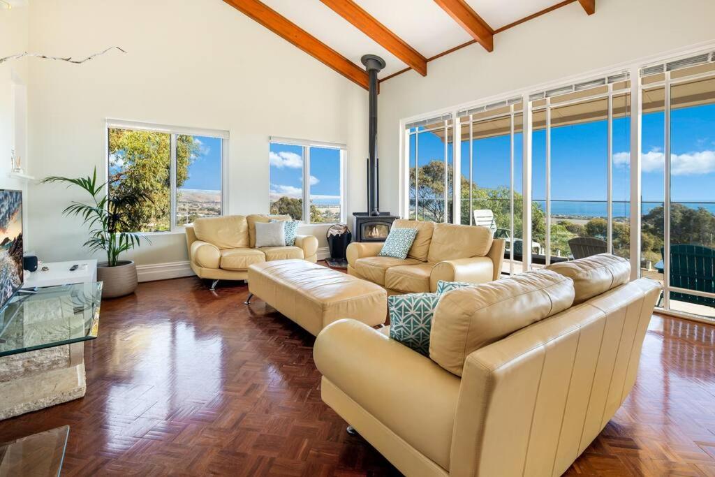 B&B Normanville - Seaview-House Sleeps 6 3 Bedroom Ocean views - Bed and Breakfast Normanville