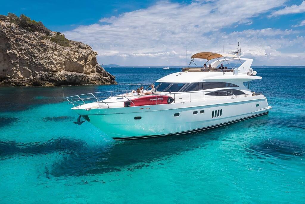 B&B Parkstone - Euphoria Luxury Yacht including Full Day Charter for up to12 guests - Bed and Breakfast Parkstone