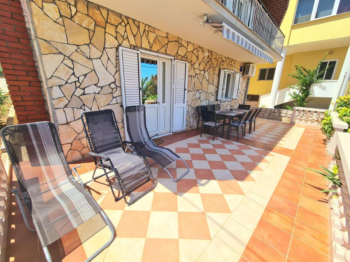 Beachfront 5BR Home Victoria - B&B Kukljica