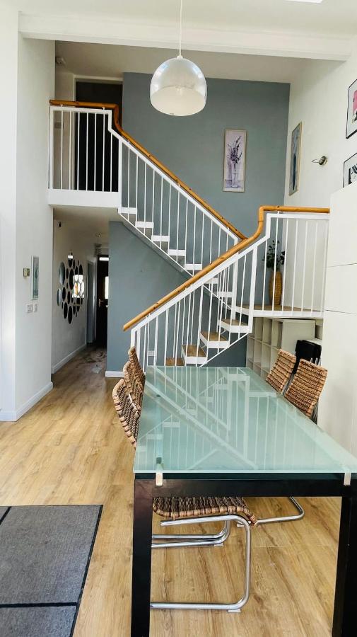 Modern City Centre House - B&B
