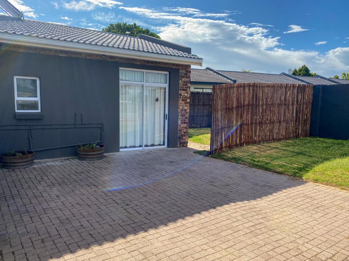Adventure Apartment - Colchester - 5km from Elephant Park - Bed and Breakfast