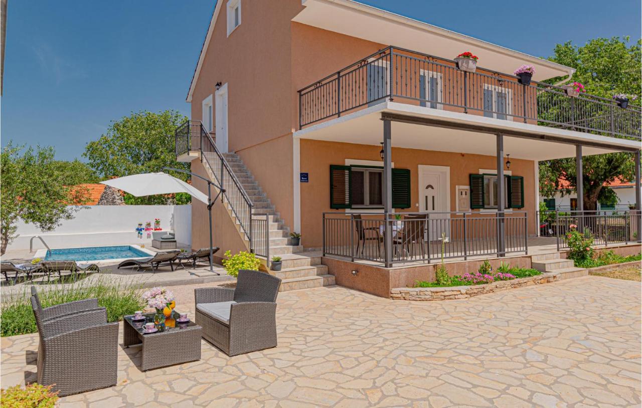 B&B Širitovci - Awesome Home In Karalic With 3 Bedrooms, Wifi And Outdoor Swimming Pool - Bed and Breakfast Širitovci