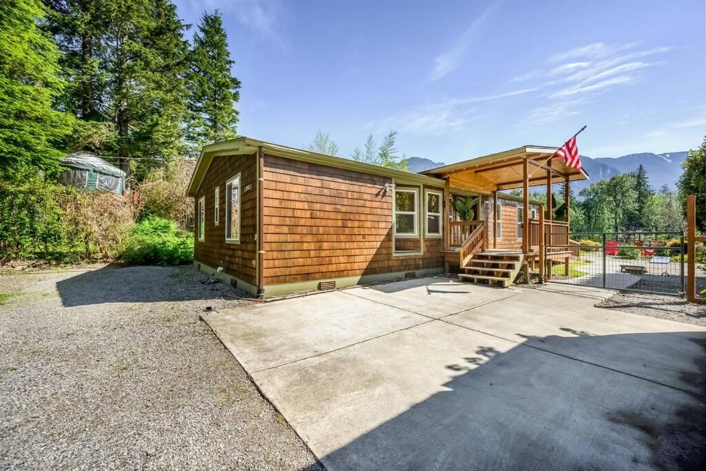 Riverfront Paradise w/ Hot Tub--Little River House - Ferienwohnung
