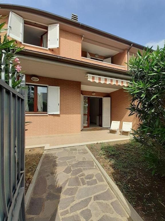 Villetta Gelsomino ,150 metri dal mare, ingresso indipendente, posto auto e giardino, marina di grosseto - B&B