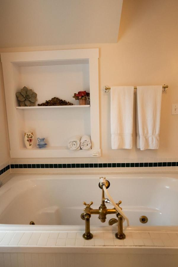 Queen Room with Spa Bath