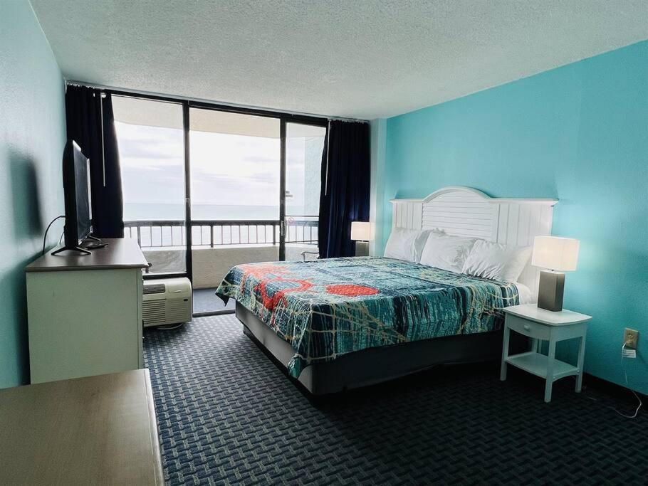 B&B Myrtle Beach - *OCEANFRONT*KING BED*Tons of WATER AMENITIES*Renovated*K126 - Bed and Breakfast Myrtle Beach