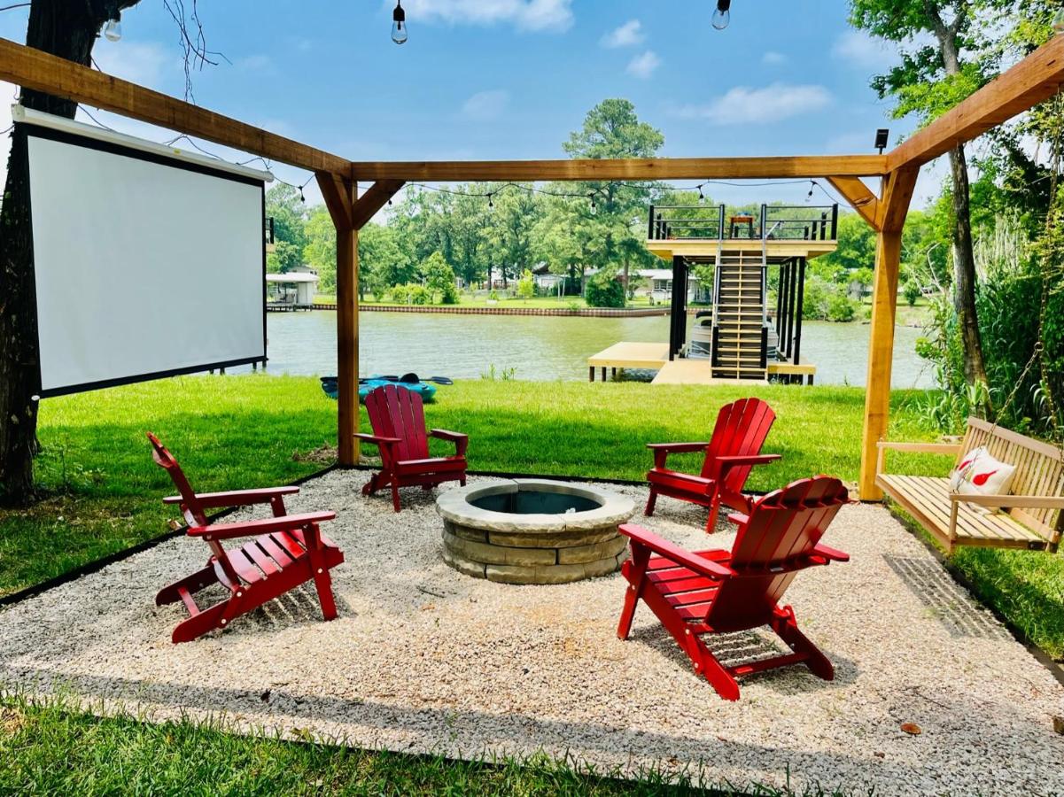 The Benjamin I - 2022 Built Luxury Retreat with Backyard Paradise with Hot Tub Outdoor Movie Screen Dock & Boat Rental - B&B