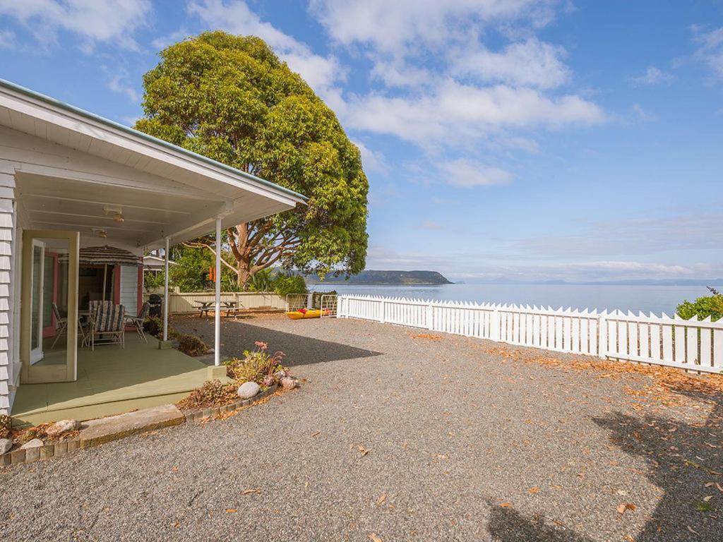 B&B Waitahanui - Lake Edge Cottage - Waitahanui Holiday Home - Bed and Breakfast Waitahanui