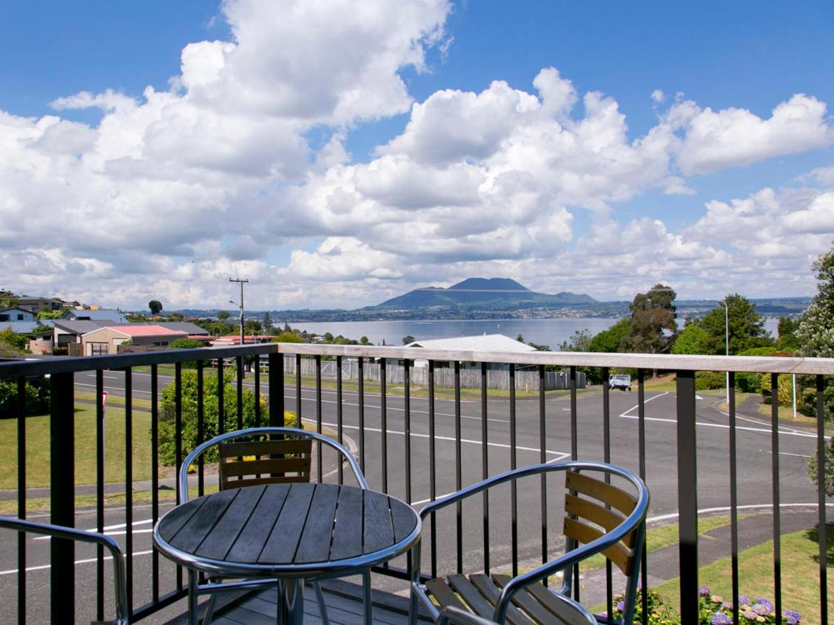 B&B Taupo - Acacia View at No 3 - Acacia Bay Holiday Home - Bed and Breakfast Taupo