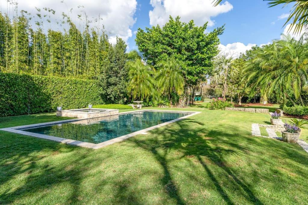 The Garden House Hot Tub Pool and Lush Garden Oasis - Ferienwohnung