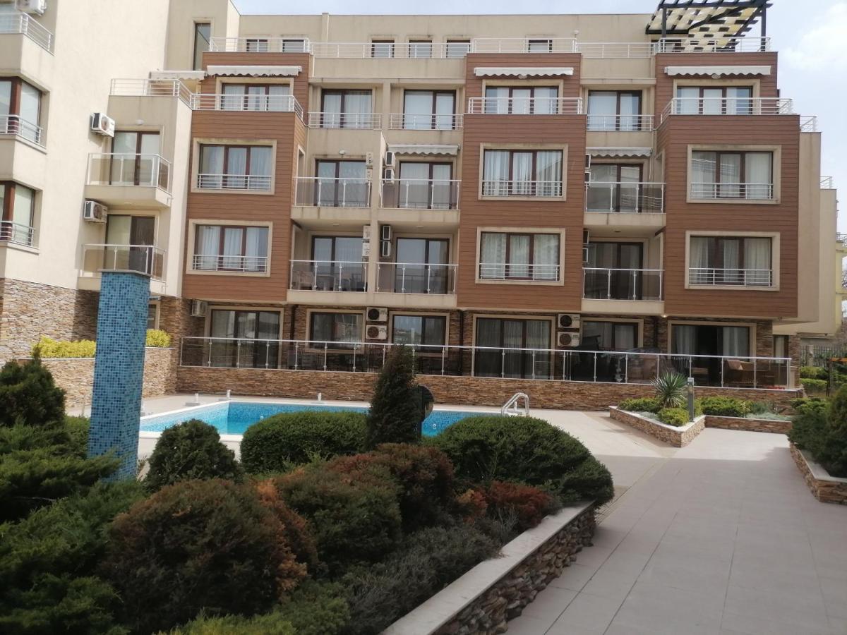 Modern 1BR Apartment with Sea View & Pool Included with Parking Space - B&B Sozopol