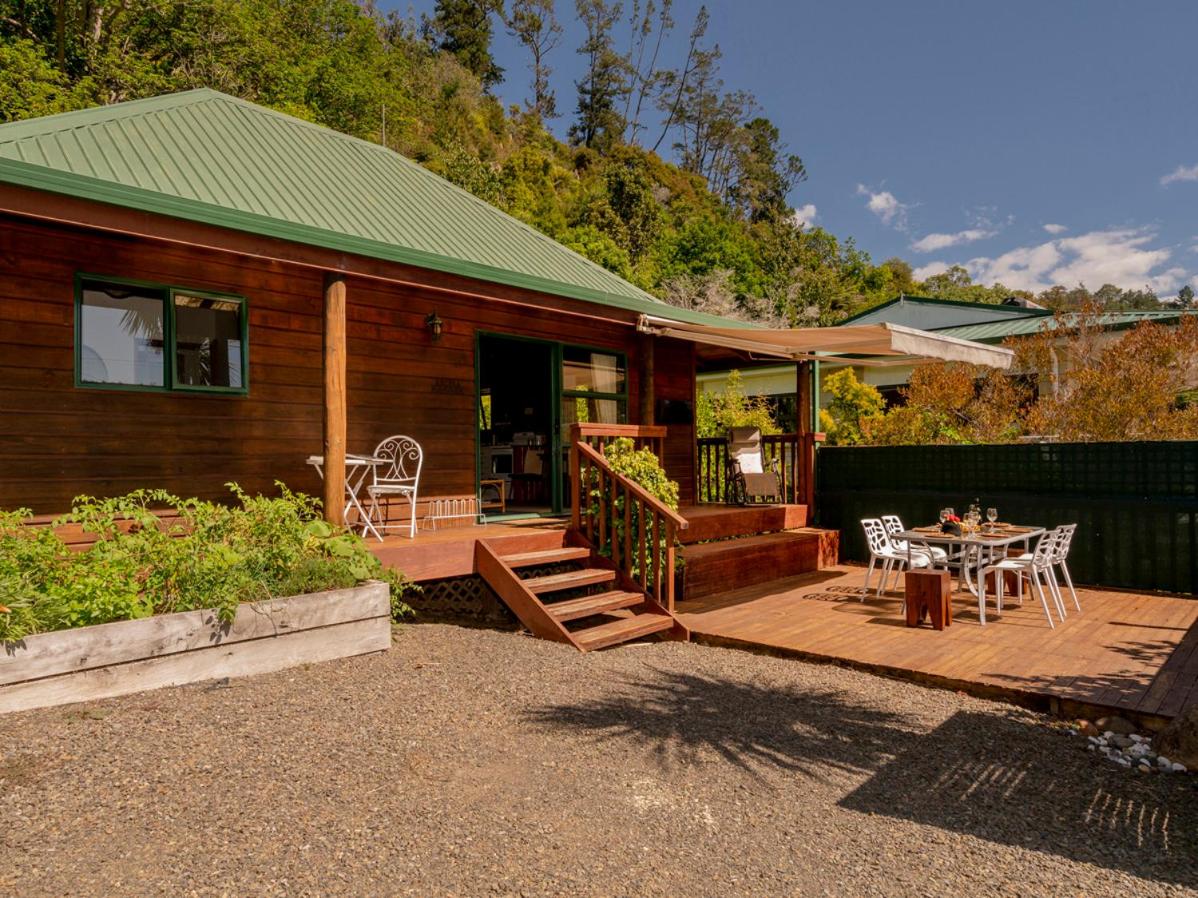 B&B Tairua - Cedar Cottage - Tairua Holiday Home - Bed and Breakfast Tairua