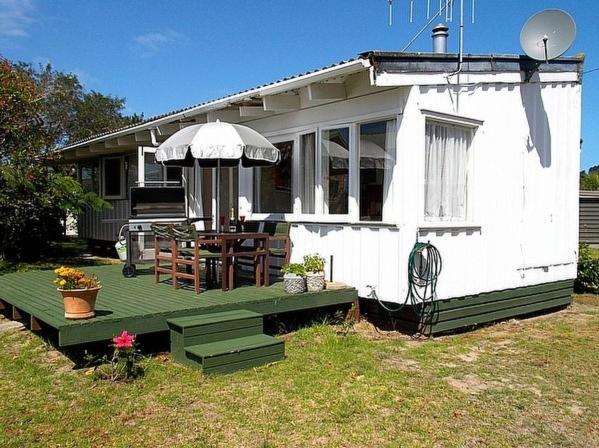 B&B Whangamata - Hibiscus Cottage - Whangamata Bach - Bed and Breakfast Whangamata