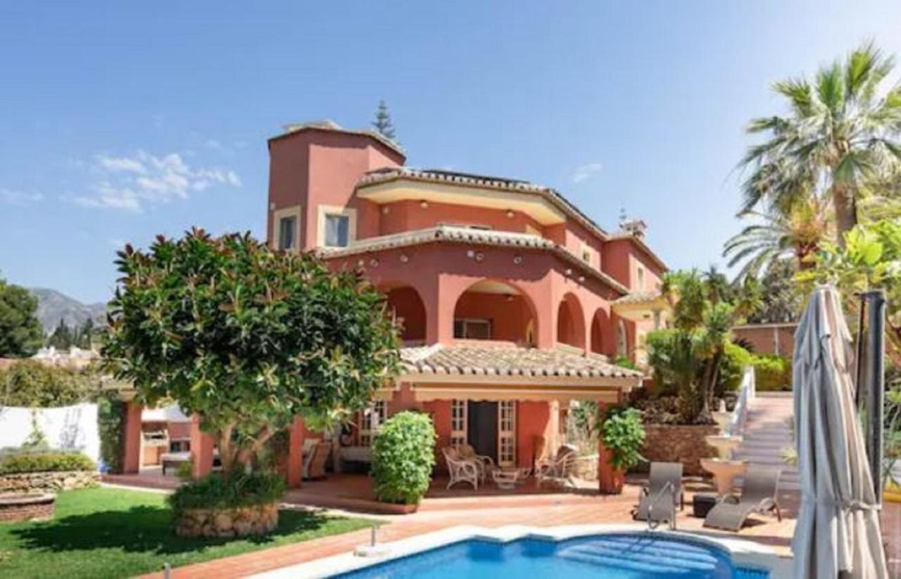 B&B Santa Fe de los Boliches - Beautiful modern 4 bedroom villa with heated pool and cinema in Las Lagunas de Mijas - Bed and Breakfast Santa Fe de los Boliches