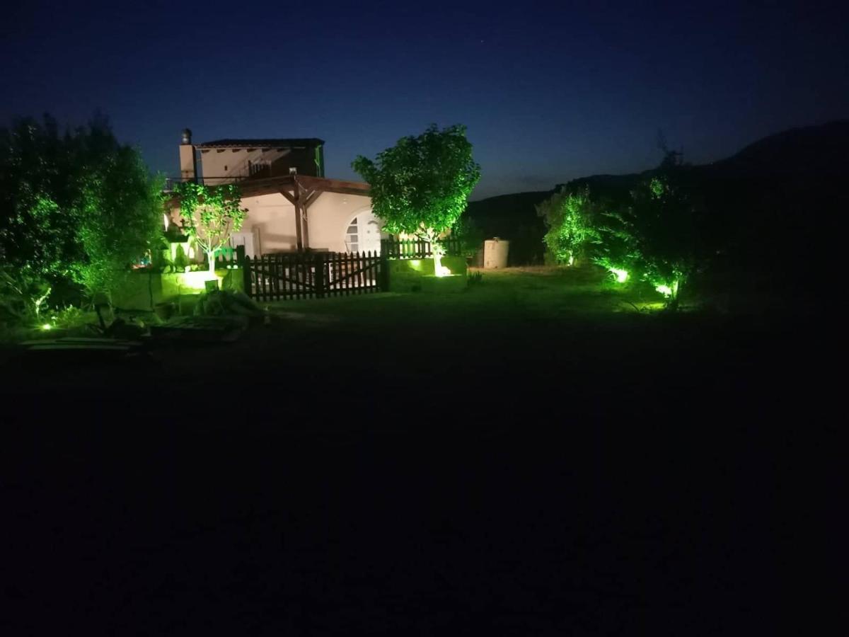 Chrisi`s house with jacuzzi - Bed and Breakfast