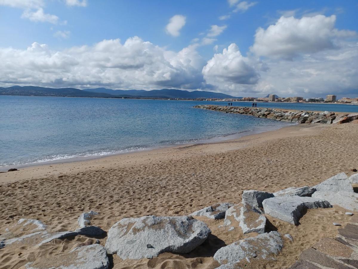 Appart cosy en bord de mer - port Santia Lucia St Raphaël - B&B