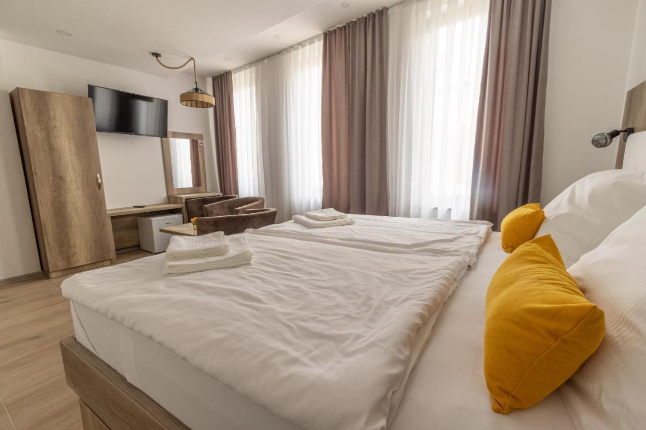 Deluxe Double Room (2 Adults + 1 Child)