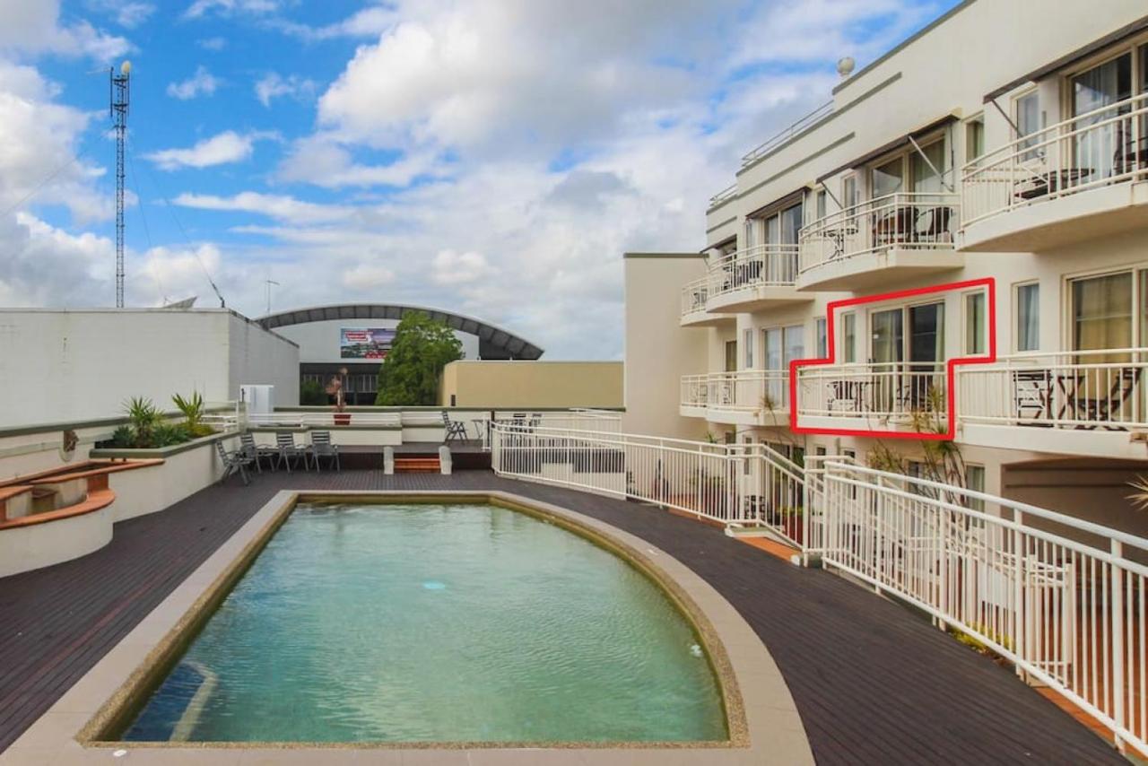 Inner City One Bedroom Apartment with Pool View 22 - B&B