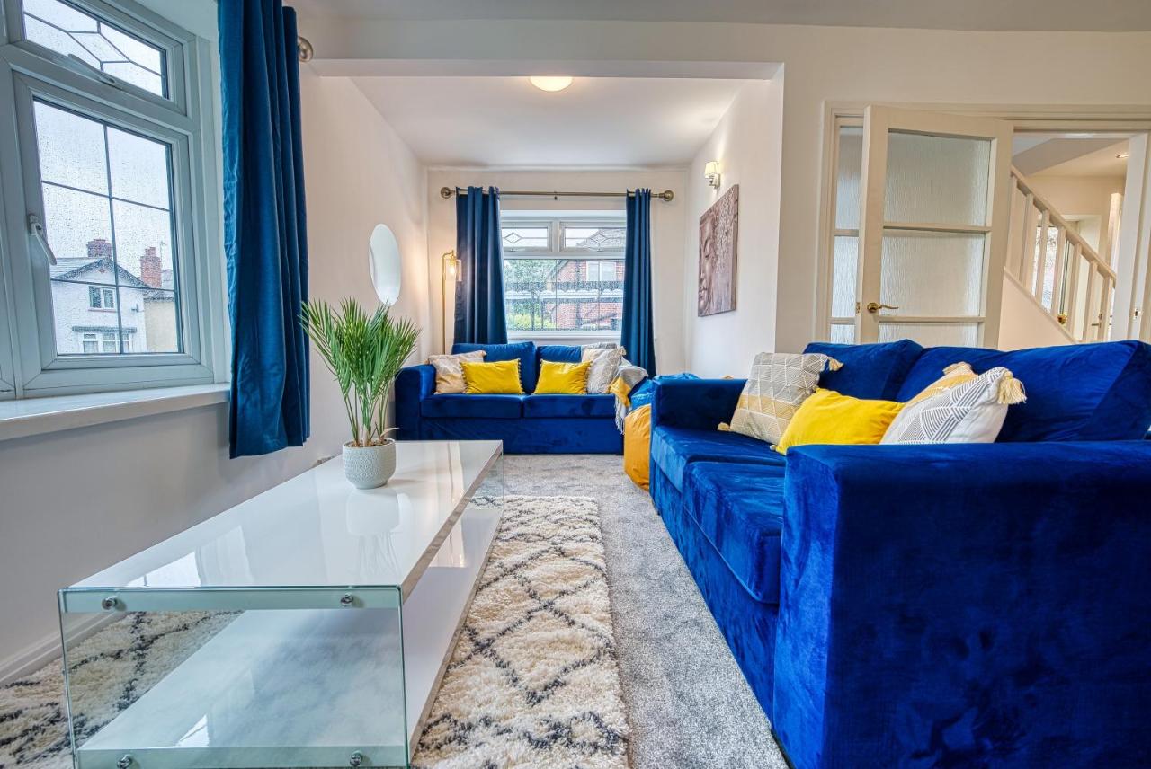 Modern 3 Bedroom 2 Bath House with Parking by 360Midlands Wednesbury, Birmingham - B&B Birmingham