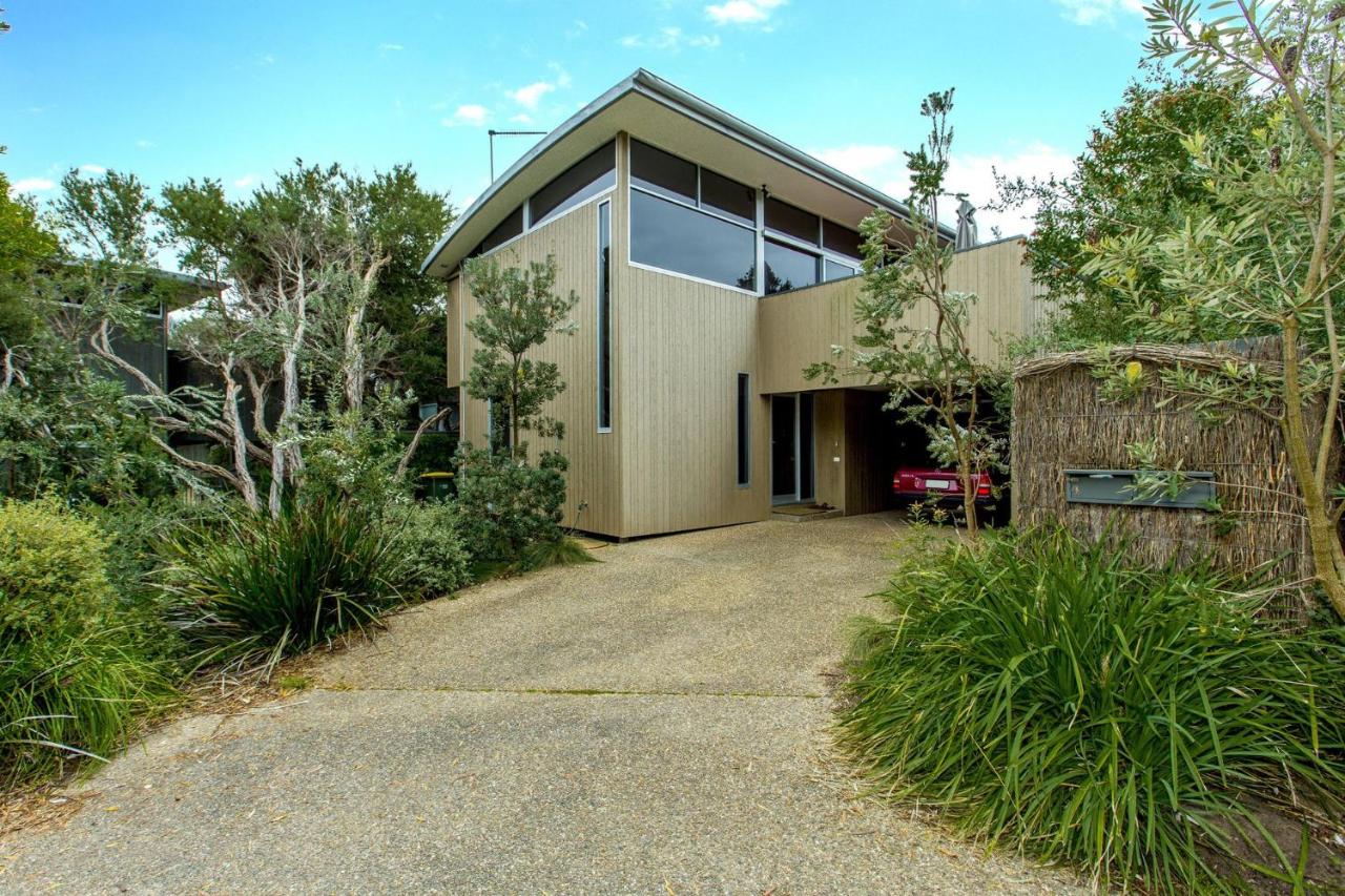 B&B Inverloch - Stylish Holiday Home opposite Surf - Bed and Breakfast Inverloch