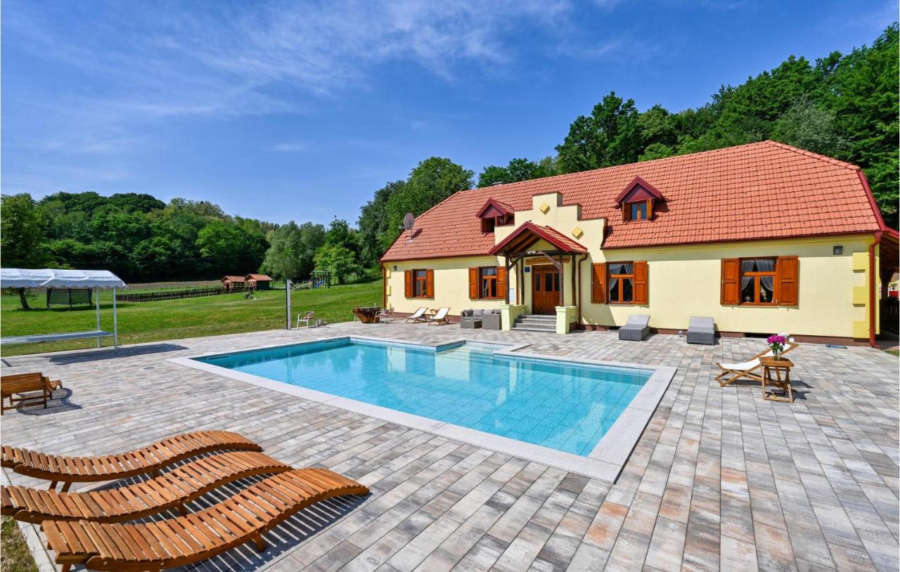 B&B Husinec - Amazing Home In Konjscina With 6 Bedrooms, Outdoor Swimming Pool And Heated Swimming Pool - Bed and Breakfast Husinec