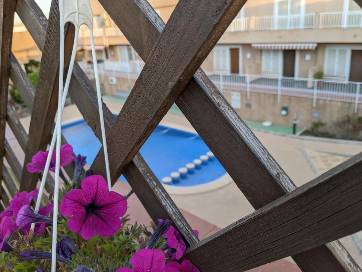 SunRise Den, a pie de playa, vista al mar y piscina - B&B