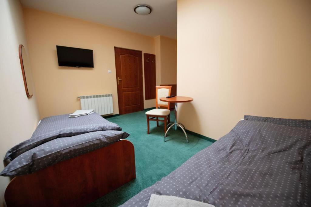 Kleines Zweibettzimmer