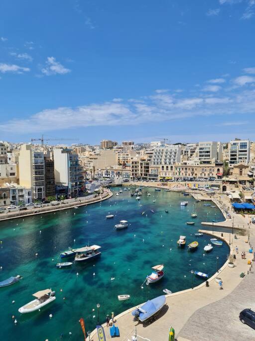 B&B St. Julian's - 2 Bedroom Seafront Duplex Penthouse in the heart of Spinola Bay - Bed and Breakfast St. Julian's