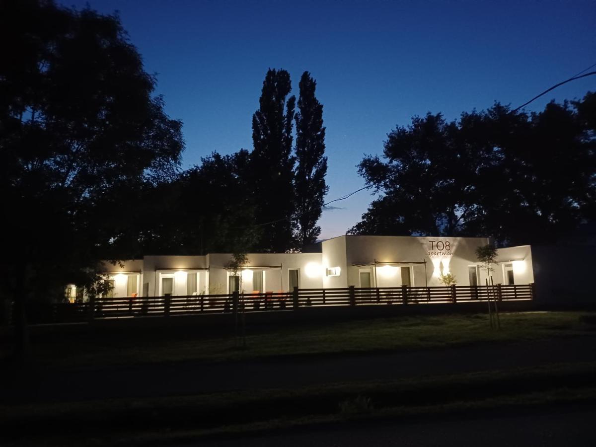 To8 apartman - B&B