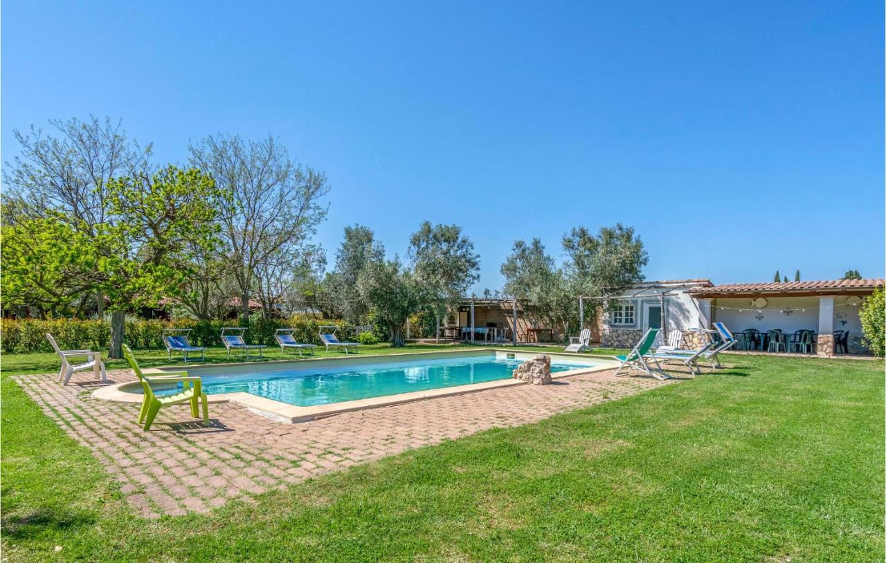 B&B Montalto di Castro - Awesome Home In Montalto Di Castro With Outdoor Swimming Pool, Wifi And 7 Bedrooms - Bed and Breakfast Montalto di Castro