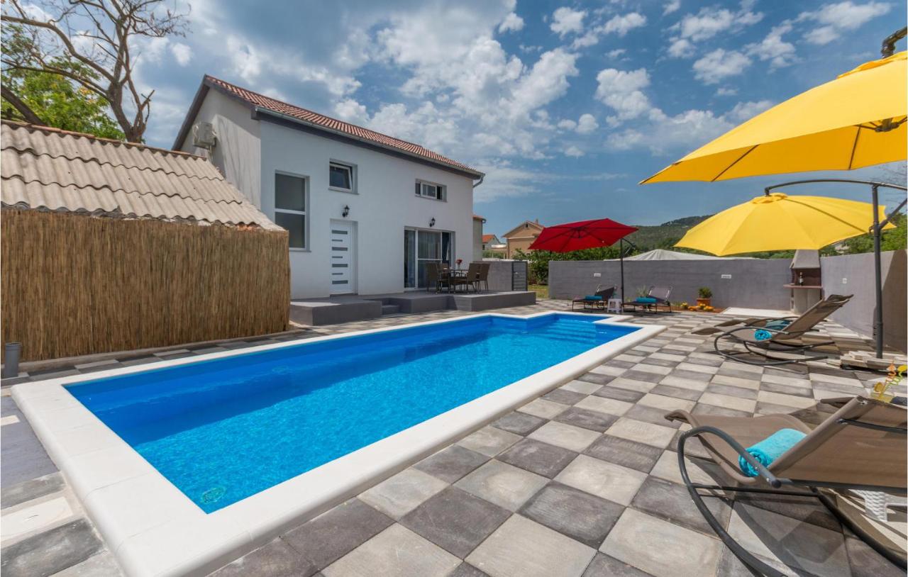 B&B Donje Raštane - Nice Home In Rastane Donje With Outdoor Swimming Pool, Wifi And 3 Bedrooms - Bed and Breakfast Donje Raštane