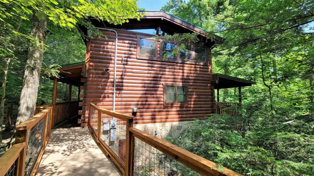 Mountain Joy -Private Treehouse style cabin that sleeps 4-FREE Tickets - B&B