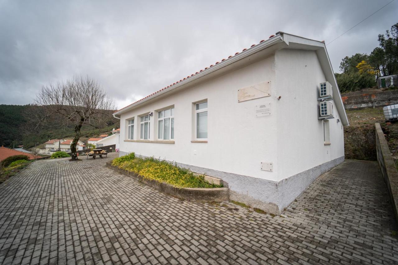 Casas da Escola - "A Escola" - Meãs - B&B