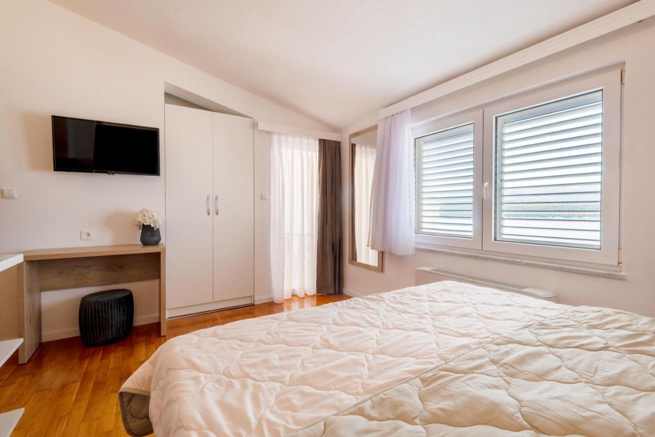 Studio Apartment with Balcony and Sea View