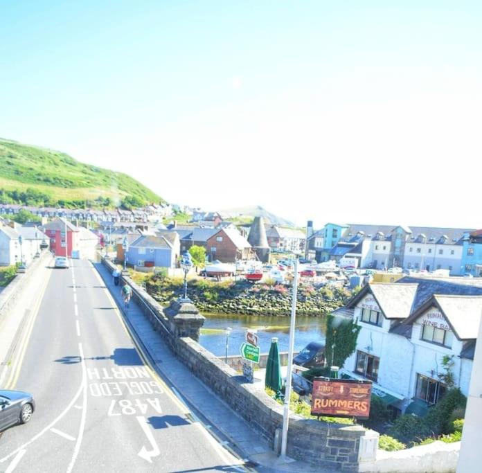 Bridge View Victorian Townhouse Central Aberystwyth Sleeps 6 - B&B Aberystwyth