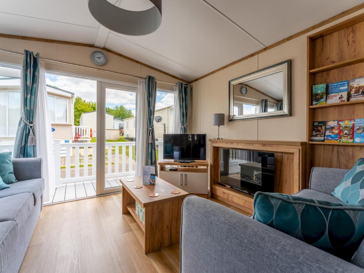 B&B Wimborne Minster - Pass the Keys Luxury brand new 2 bedroom pet friendly caravan - Bed and Breakfast Wimborne Minster