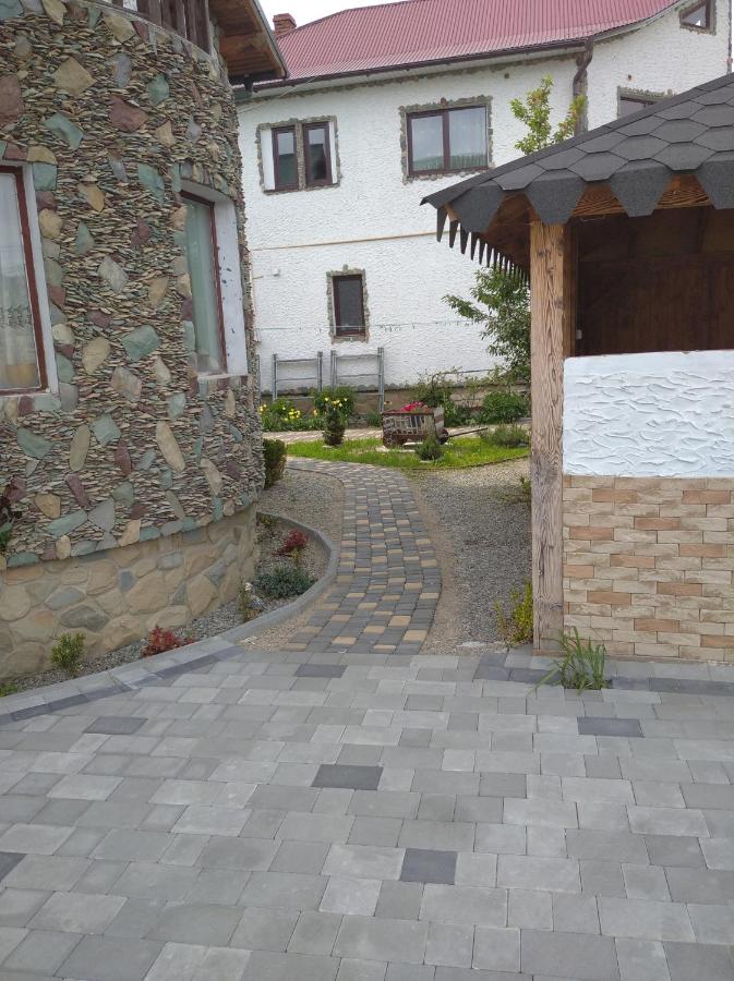 Садиба Янчар Апартаменти з Басейном - Chambres d’hôtes Mykulychyn