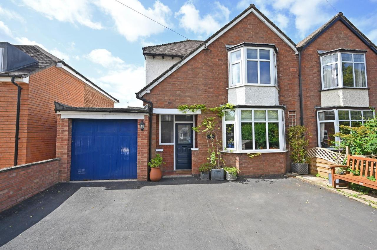 Central Townhouse with FREE onsite EV parking - B&B