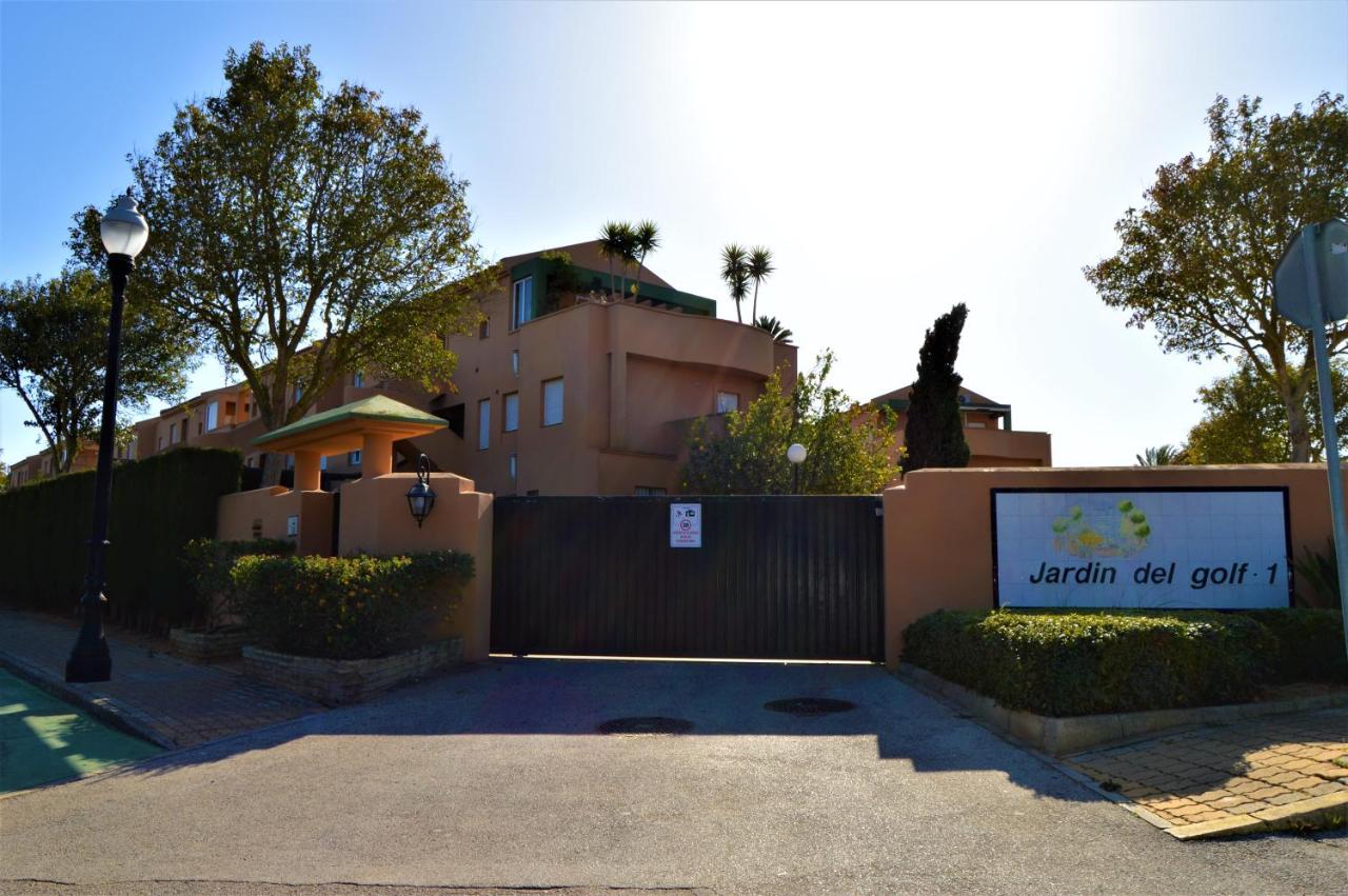 Bonito apartamento con jardín privado en Novo - B&B