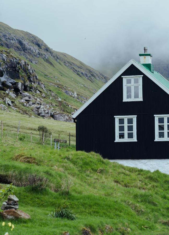 Authentic Faroese House / Unique Location / Nature - Bed and Breakfast Hellur