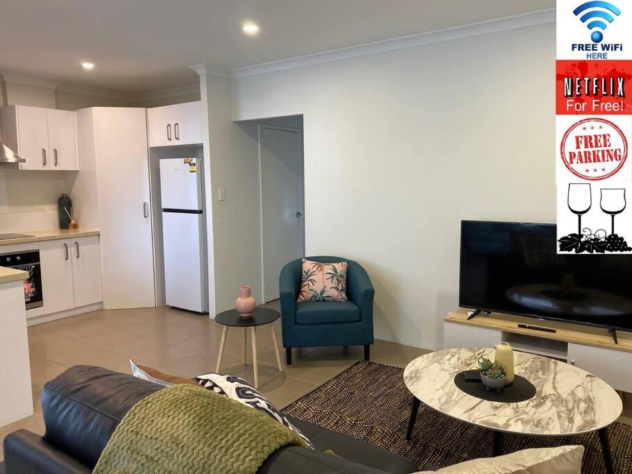 B&B Perth - Stylish Modern Airport City WIFI Park Netflix Wine - Bed and Breakfast Perth